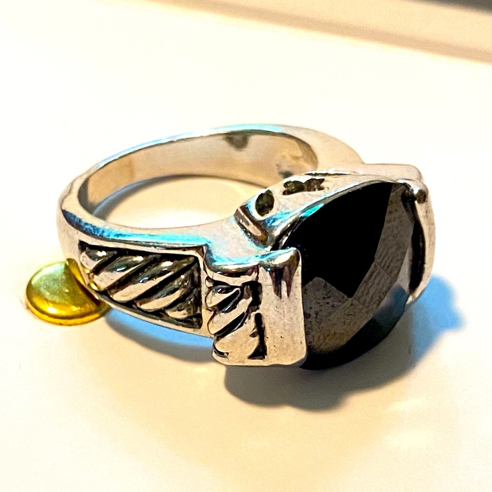 Love this ring . Absolute favorite among poshers